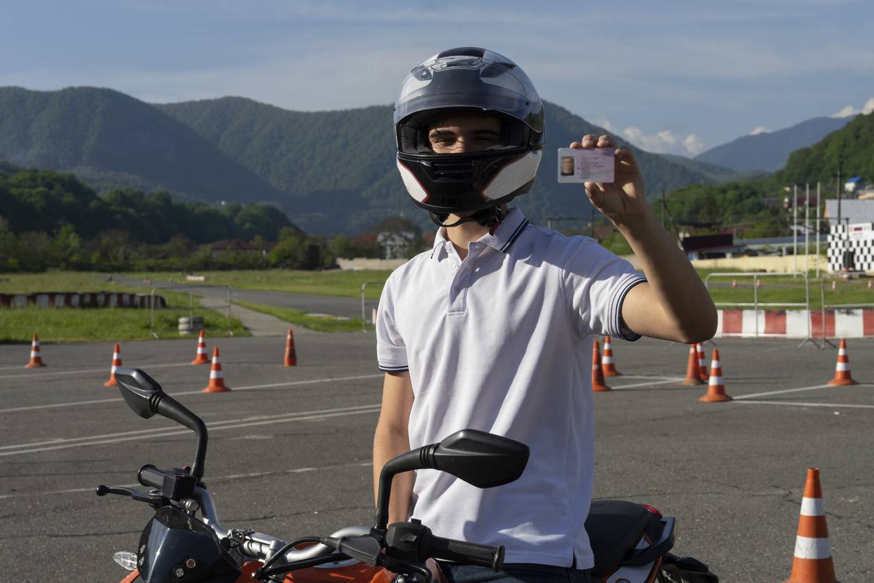 Test code de la route moto en ligne : 1600 questions ETM